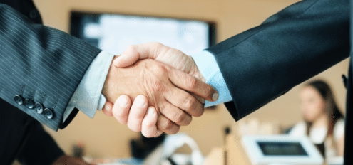 manager shaking hands with colleague after JFXV7UE Nos conseils en cessions Tunisie